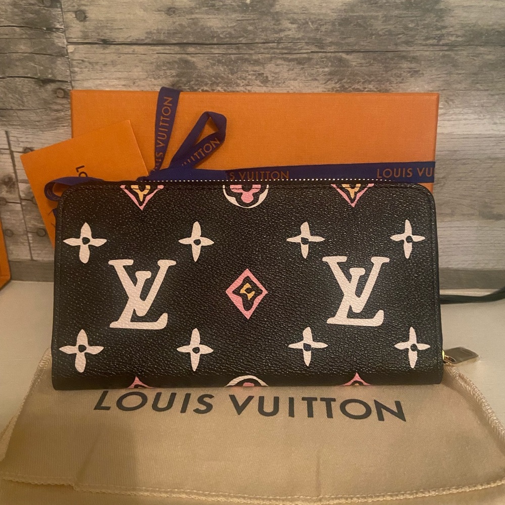 ‼️SOLD‼️Louis Vuitton Wild At Heart Zippy Wallet